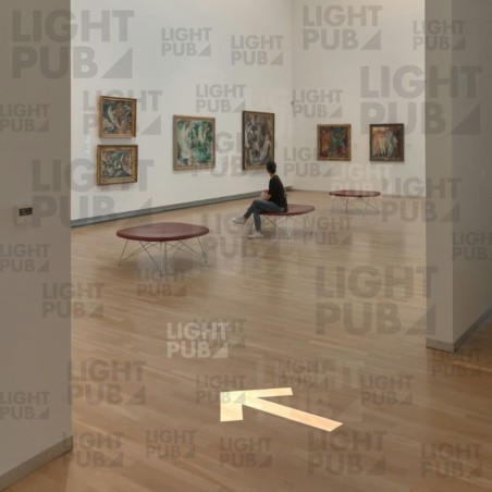 Leuchtpfeil auf dem Boden für die Richtung des Museumsbesuchs Leuchtpfeil auf dem Boden für die Richtung des Museumsbesuchs