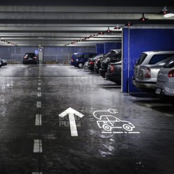 Leuchtende Beschilderung Parkplatz Platz Elektroauto