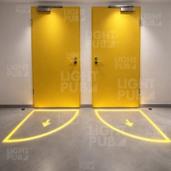 Leuchtende Bodenmarkierung für Türöffnungen