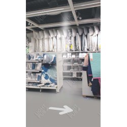 Projektion eines Leuchtpfeils auf den Boden